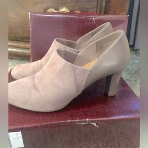 Womans shoe. Closed toe, heel.